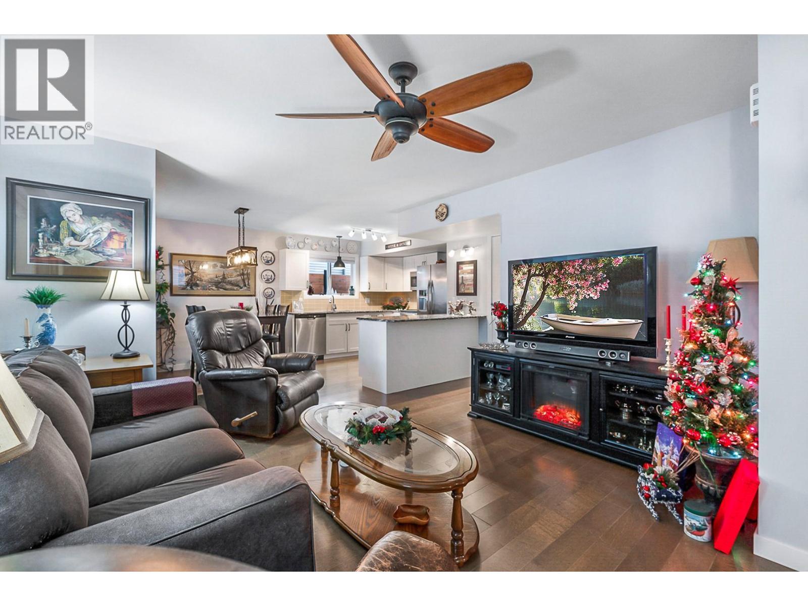3166 Mustang Court, Kelowna, BC - Indoor Photo Showing Living Room