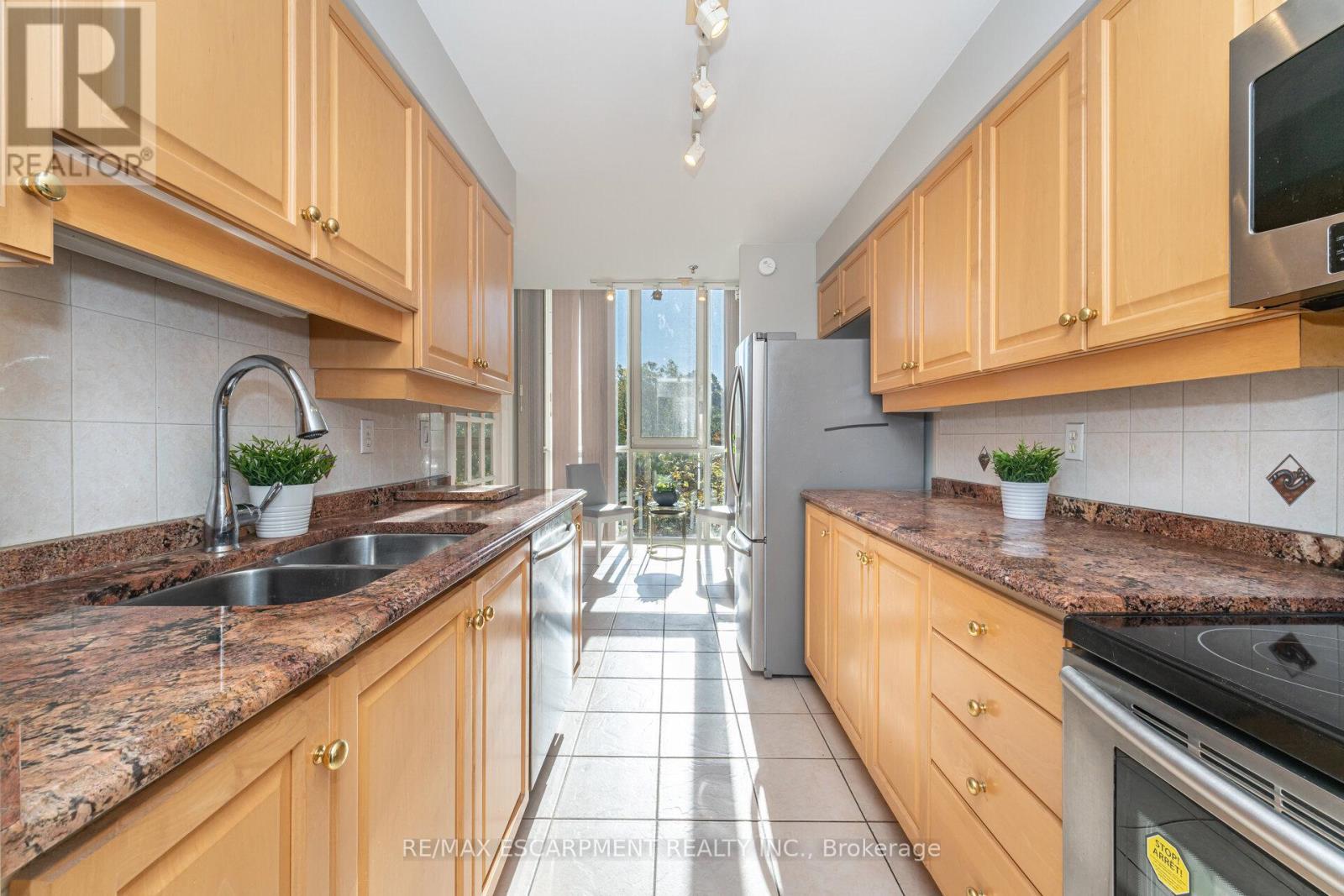 Gla1 - 60 Old Mill Road, Oakville, ON - Indoor Photo Showing Kitchen With Double Sink
