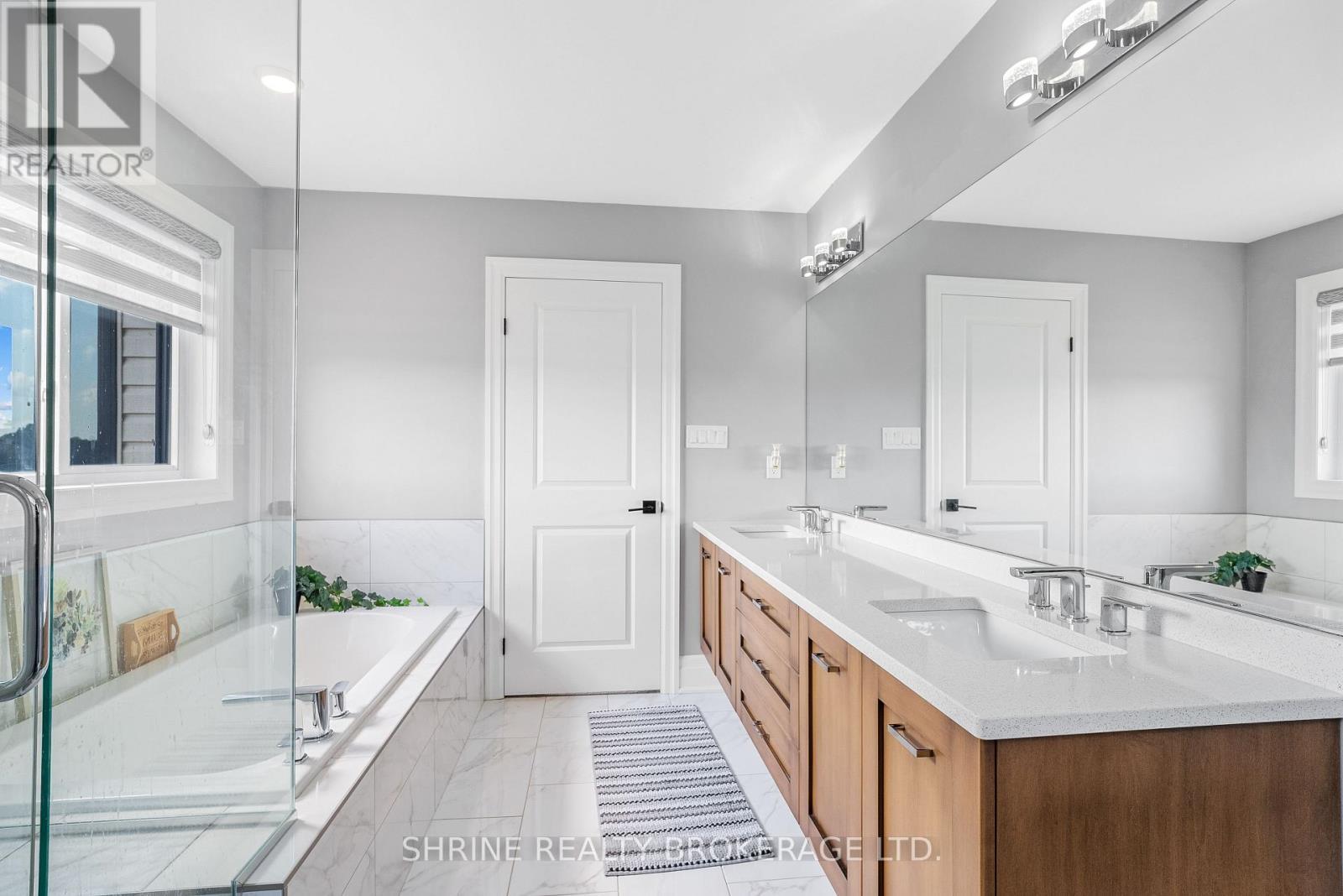 957 Holtby Court, London North (North E), ON - Indoor Photo Showing Bathroom