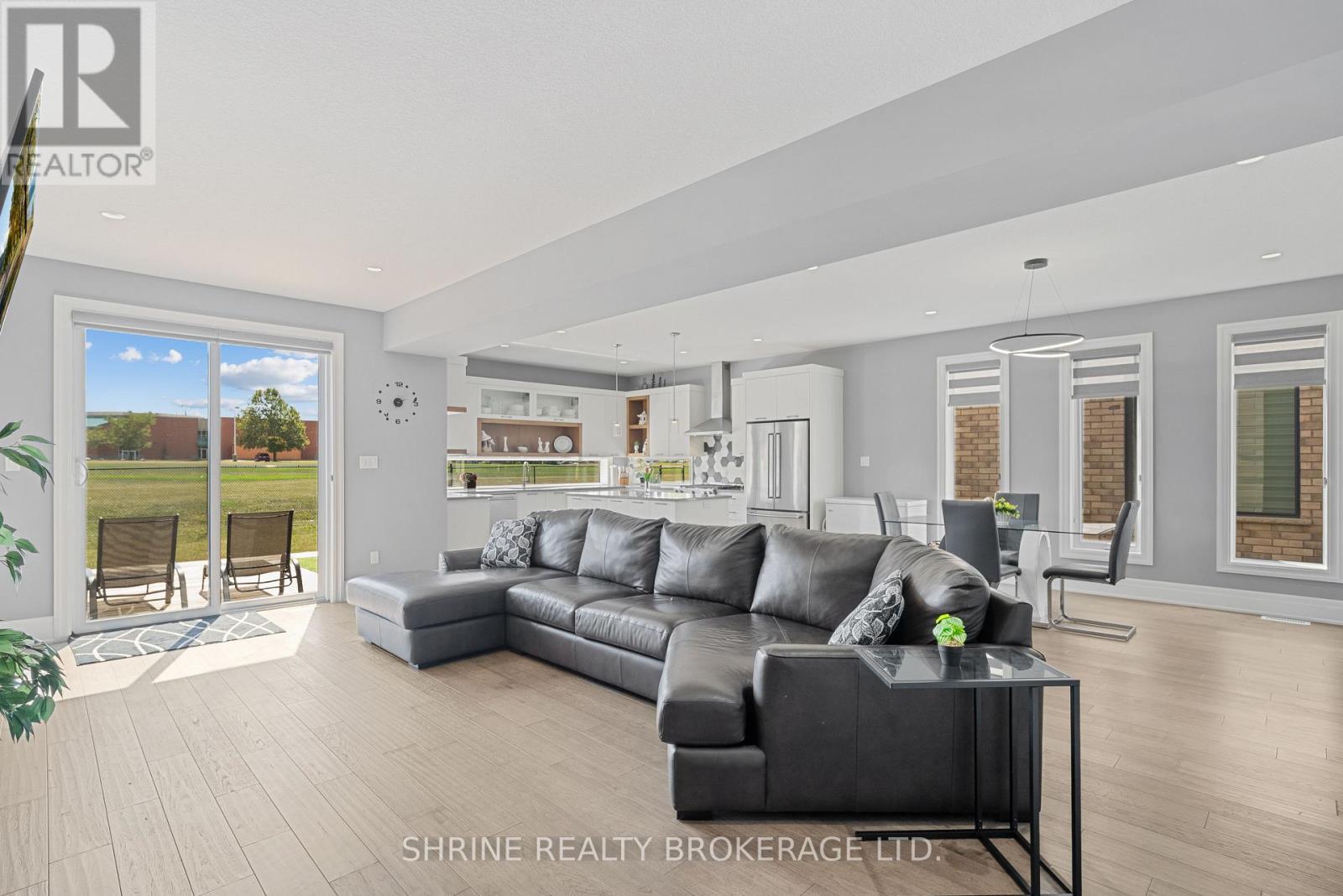 957 Holtby Court, London North (North E), ON - Indoor Photo Showing Living Room