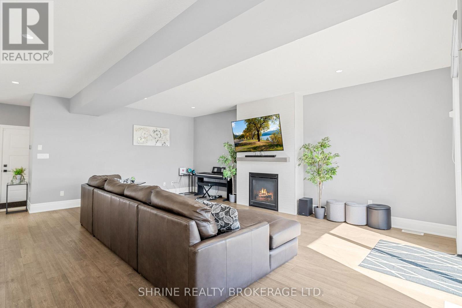 957 Holtby Court, London North (North E), ON - Indoor Photo Showing Living Room With Fireplace
