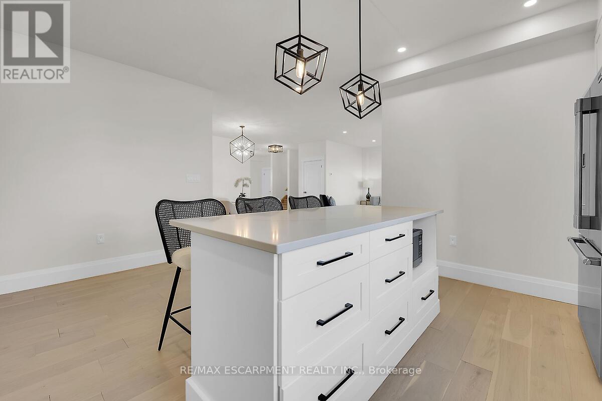 8184 Airport Road E, Hamilton, ON - Indoor