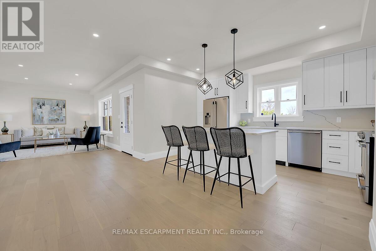 8184 Airport Road E, Hamilton, ON - Indoor Photo Showing Kitchen
