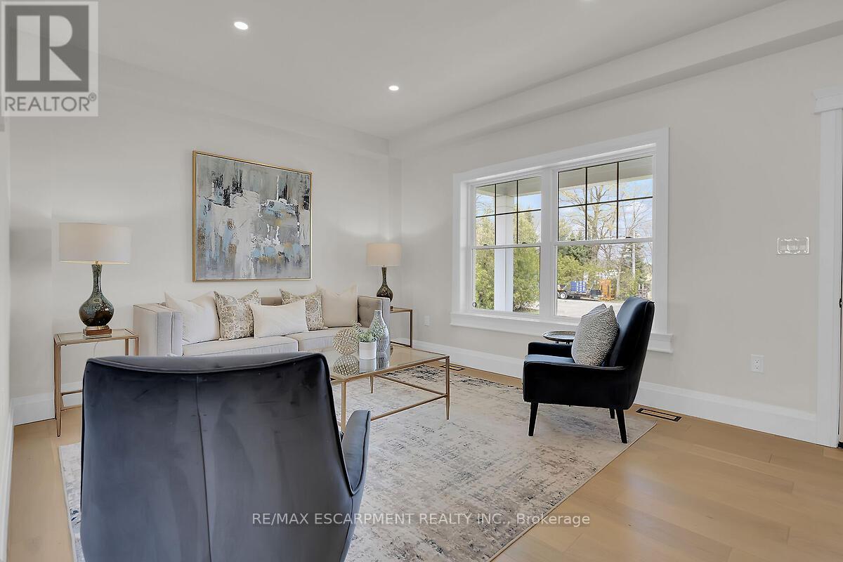 8184 Airport Road E, Hamilton, ON - Indoor Photo Showing Living Room