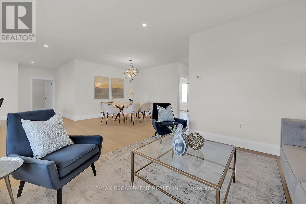 8184 Airport Road E, Hamilton, ON - Indoor Photo Showing Living Room