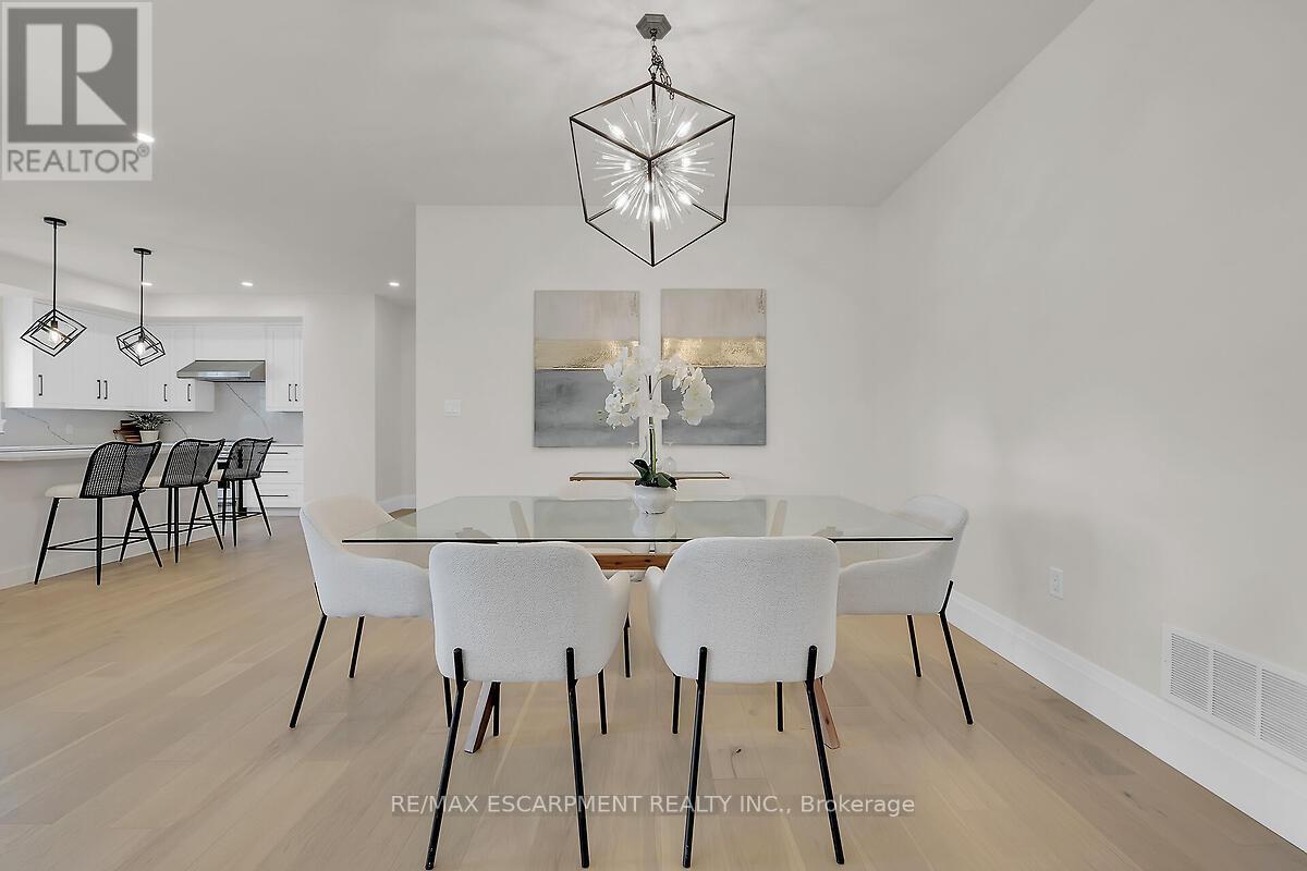 8184 Airport Road E, Hamilton, ON - Indoor Photo Showing Dining Room