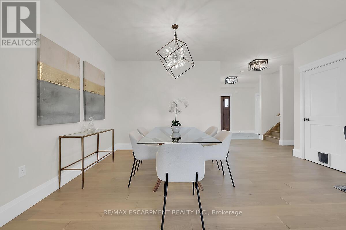 8184 Airport Road E, Hamilton, ON - Indoor Photo Showing Dining Room