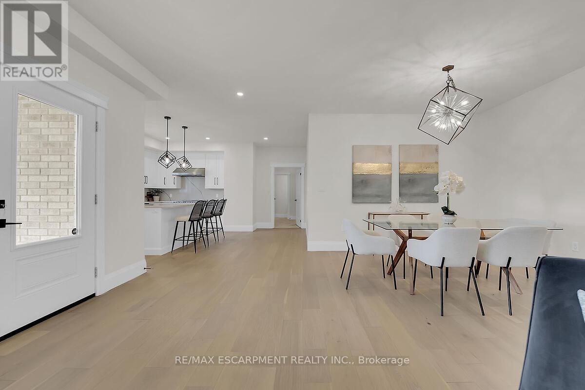 8184 Airport Road E, Hamilton, ON - Indoor Photo Showing Dining Room