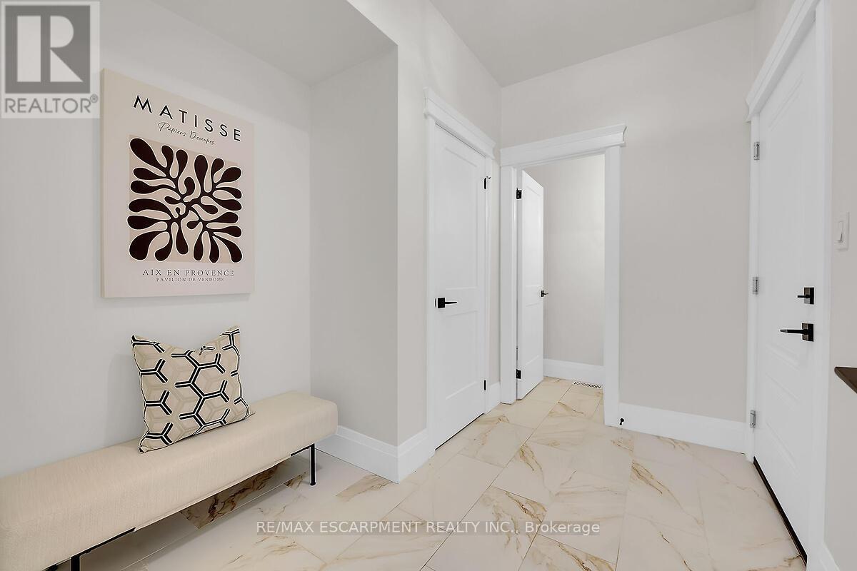 8184 Airport Road E, Hamilton, ON - Indoor Photo Showing Other Room