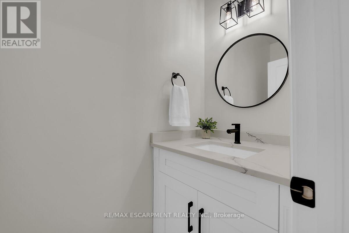 8184 Airport Road E, Hamilton, ON - Indoor Photo Showing Bathroom