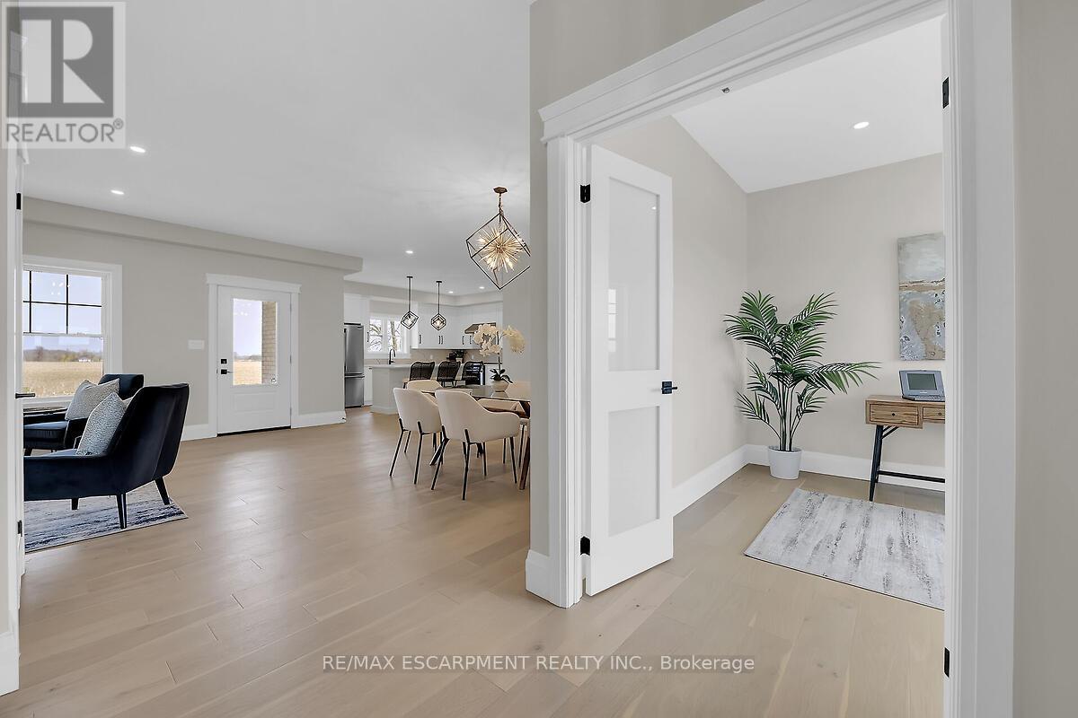 8184 Airport Road E, Hamilton, ON - Indoor Photo Showing Other Room