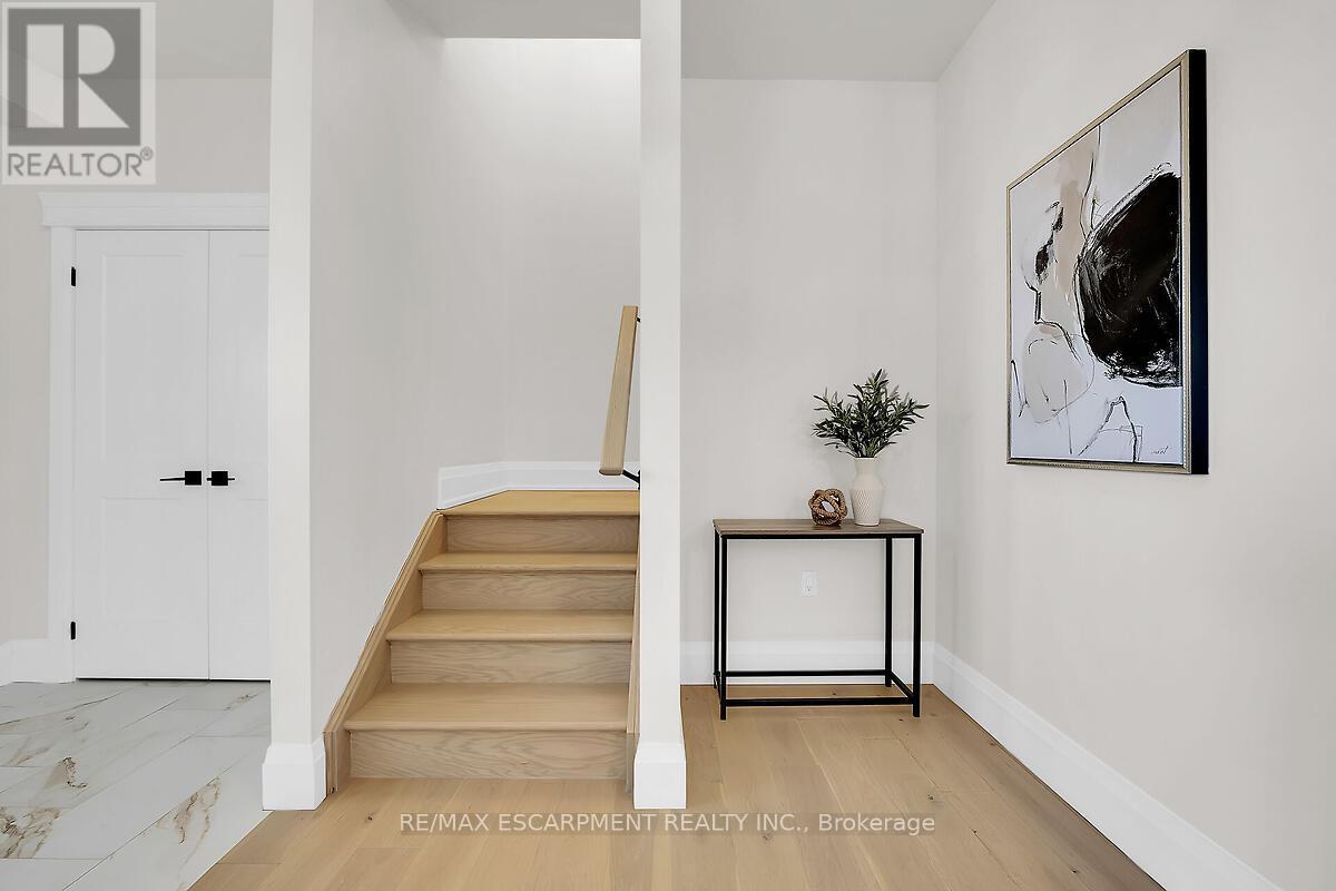 8184 Airport Road E, Hamilton, ON - Indoor Photo Showing Other Room