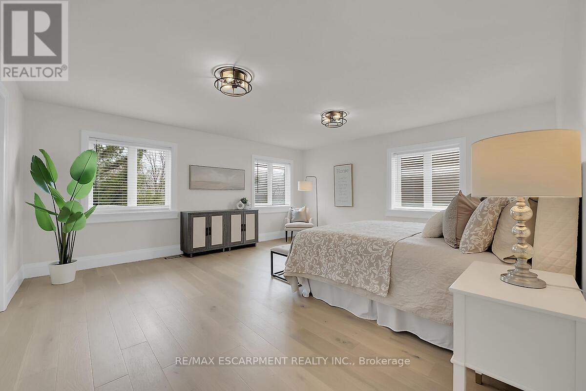 8184 Airport Road E, Hamilton, ON - Indoor Photo Showing Bedroom