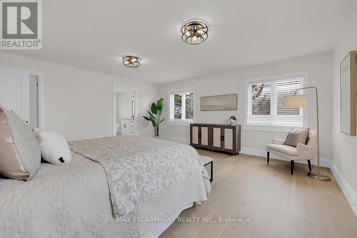8184 Airport Road E, Hamilton, ON - Indoor Photo Showing Bedroom