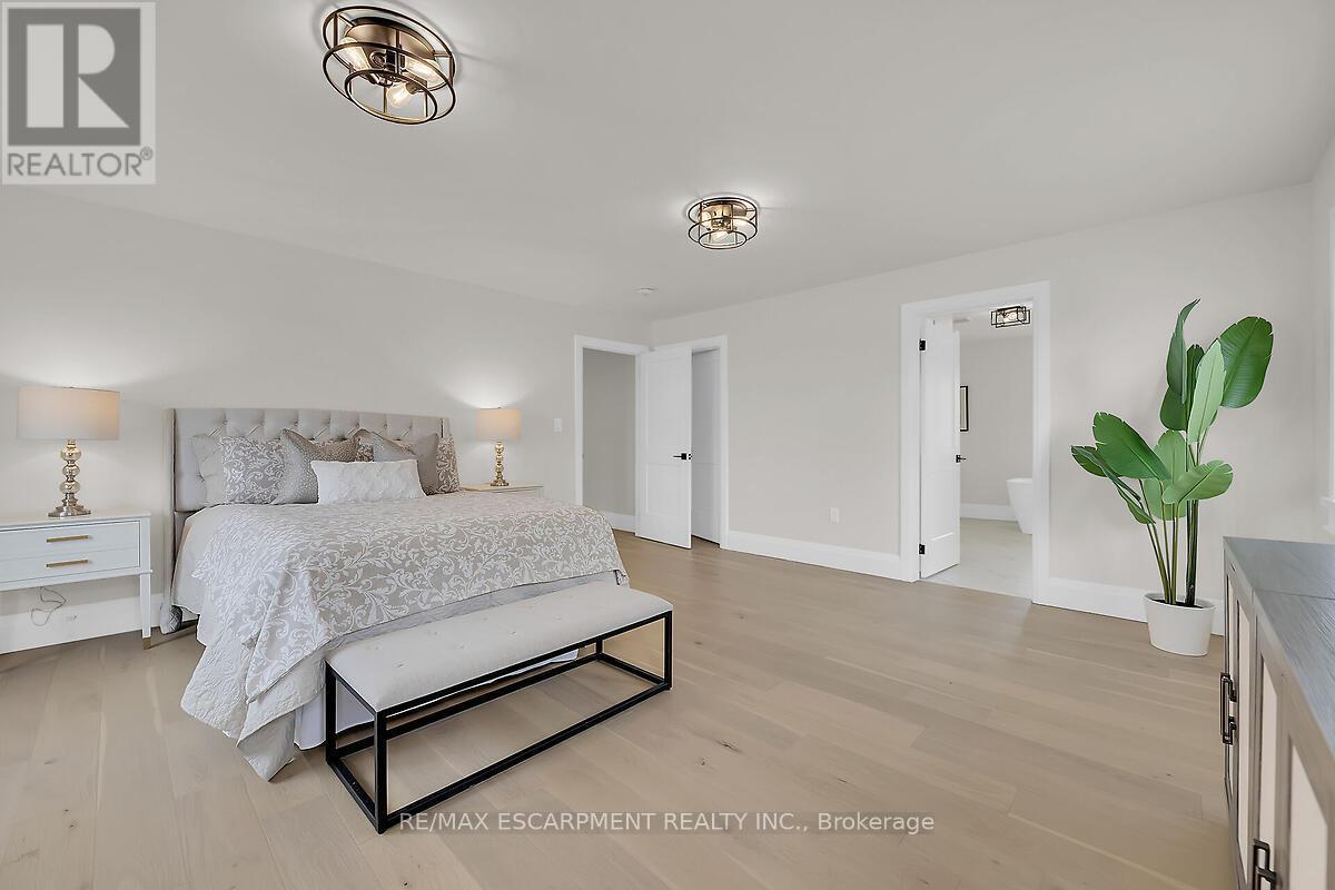 8184 Airport Road E, Hamilton, ON - Indoor Photo Showing Bedroom