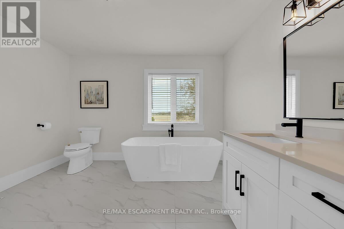 8184 Airport Road E, Hamilton, ON - Indoor Photo Showing Bathroom