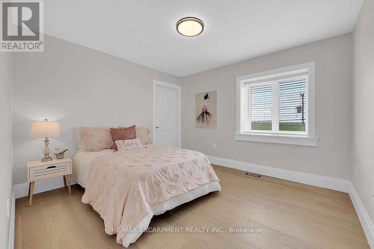 8184 Airport Road E, Hamilton, ON - Indoor Photo Showing Bedroom