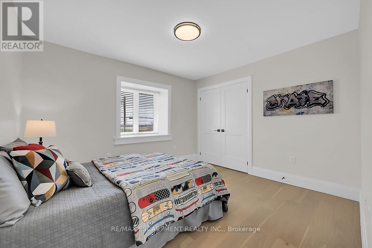 8184 Airport Road E, Hamilton, ON - Indoor Photo Showing Bedroom