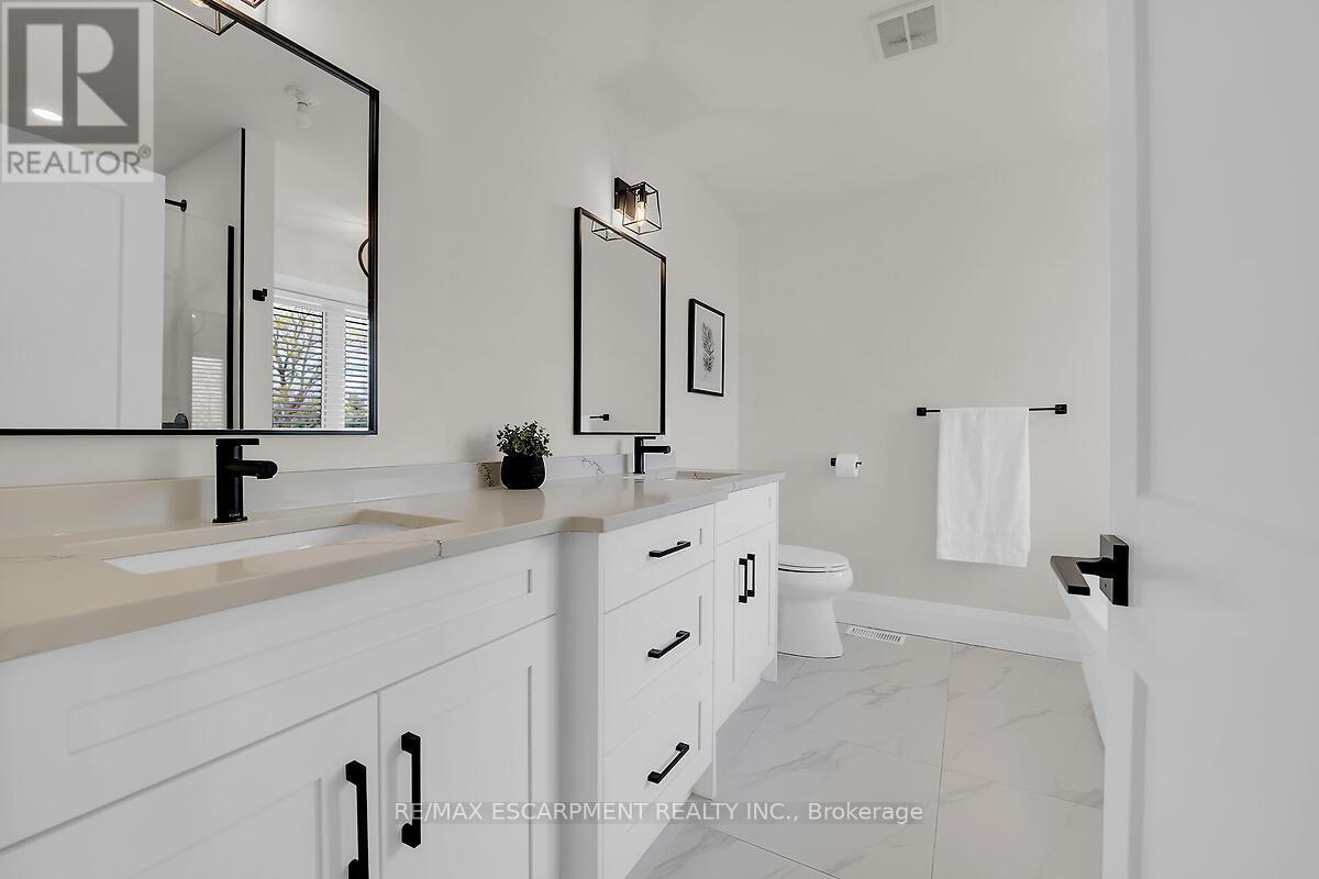 8184 Airport Road E, Hamilton, ON - Indoor Photo Showing Bathroom