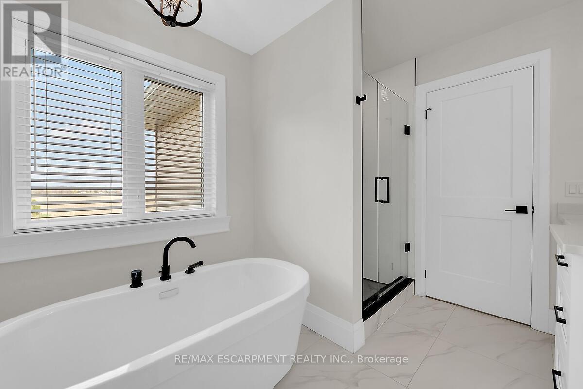 8184 Airport Road E, Hamilton, ON - Indoor Photo Showing Bathroom