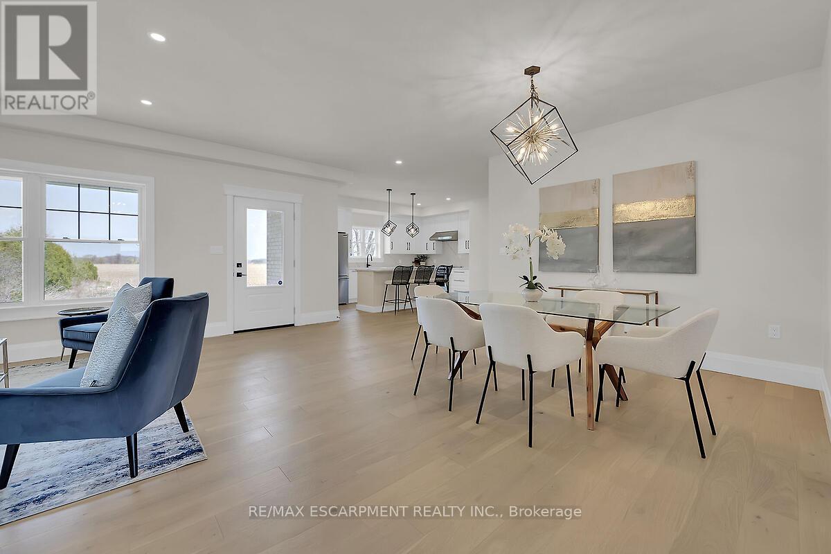 8184 Airport Road E, Hamilton, ON - Indoor Photo Showing Dining Room