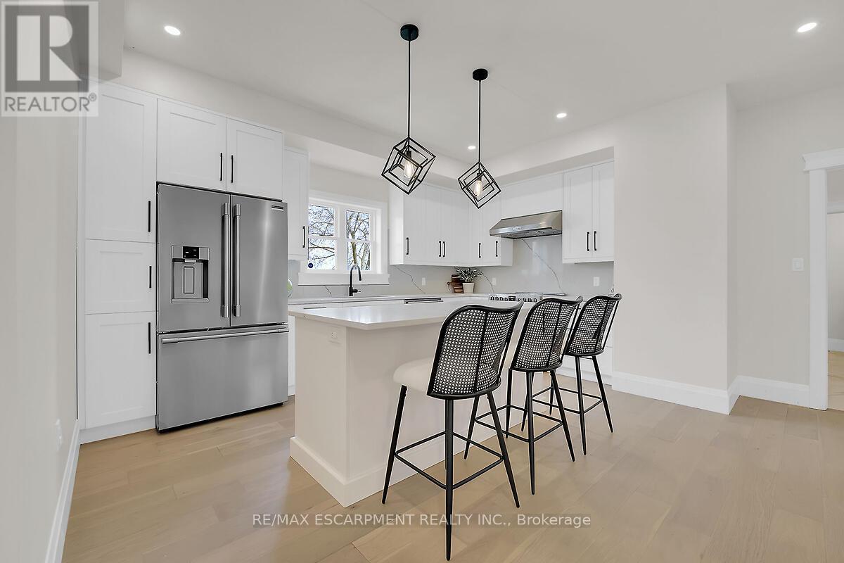 8184 Airport Road E, Hamilton, ON - Indoor Photo Showing Kitchen