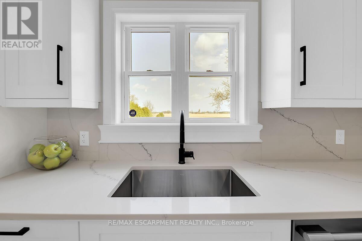 8184 Airport Road E, Hamilton, ON - Indoor Photo Showing Kitchen