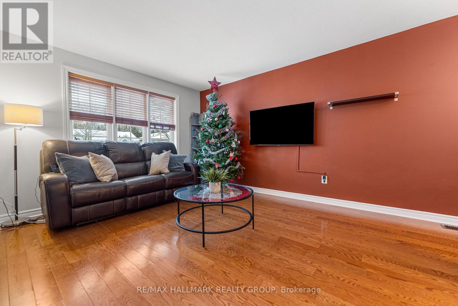 62 Whalings Circle, Ottawa, ON - Indoor Photo Showing Living Room
