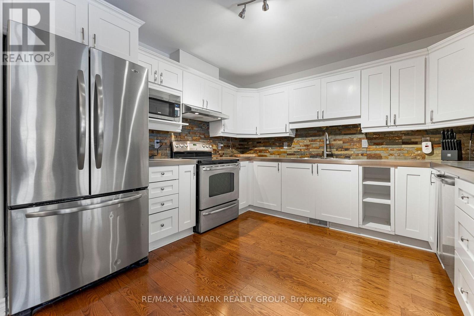 62 Whalings Circle, Ottawa, ON - Indoor Photo Showing Kitchen With Stainless Steel Kitchen