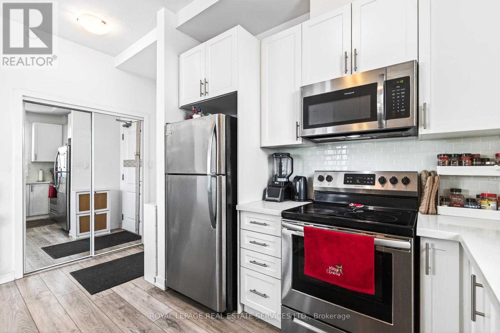631 - 125 Shoreview Place S, Hamilton, ON - Indoor Photo Showing Kitchen With Stainless Steel Kitchen