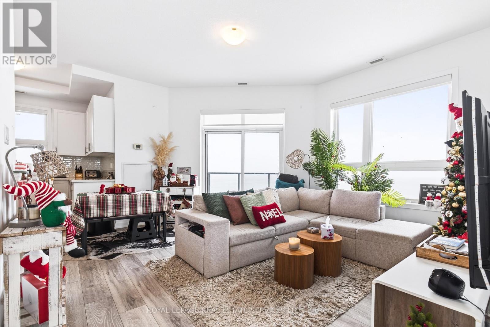 631 - 125 Shoreview Place S, Hamilton, ON - Indoor Photo Showing Living Room