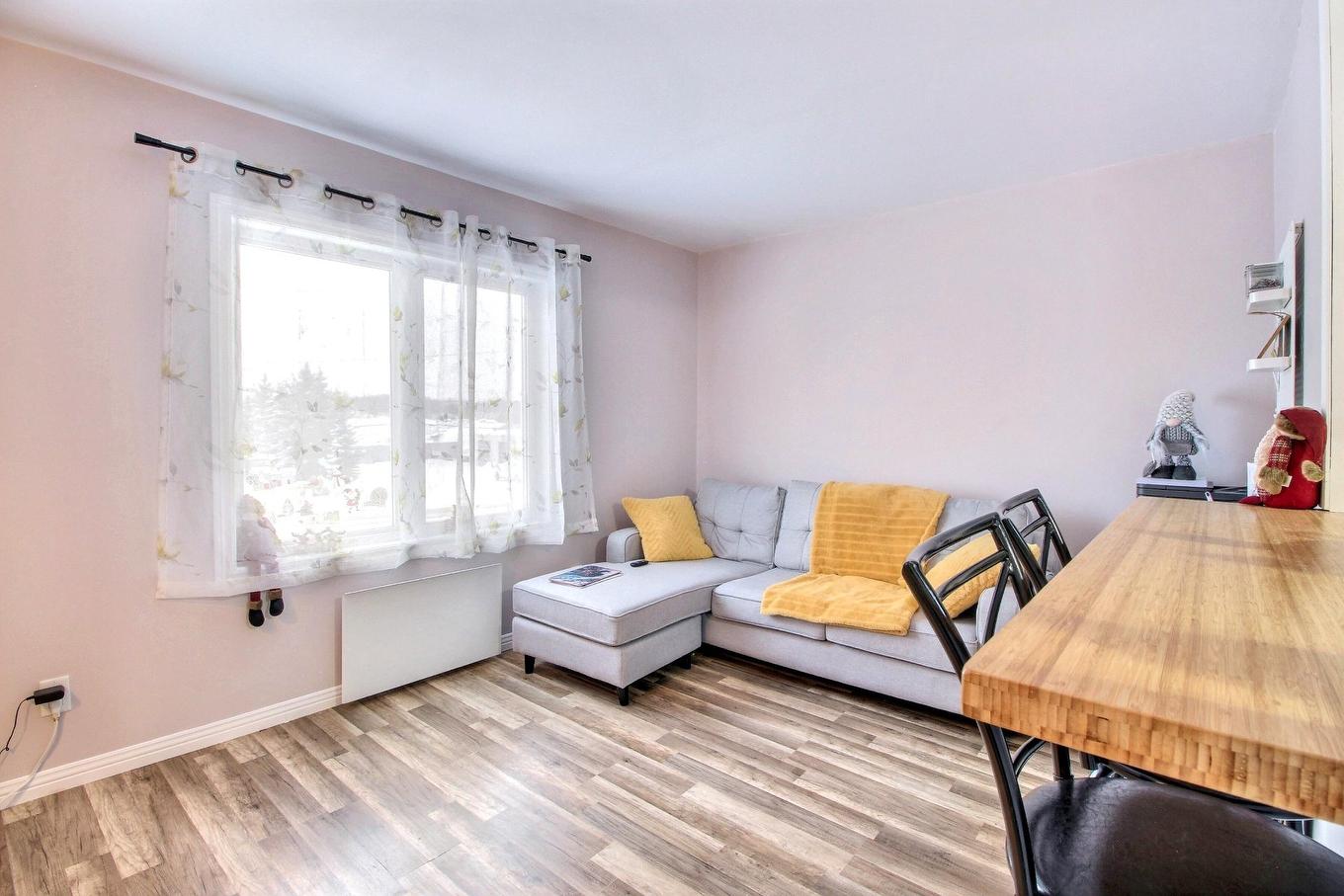 Salon - 2366 - 2368 Rue Saguenay, Rouyn-Noranda, QC - Indoor Photo Showing Living Room