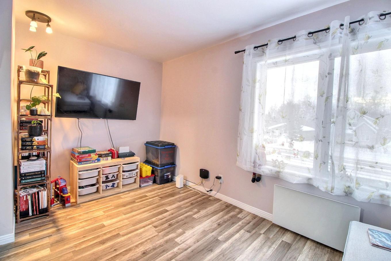 Salon - 2366 - 2368 Rue Saguenay, Rouyn-Noranda, QC - Indoor