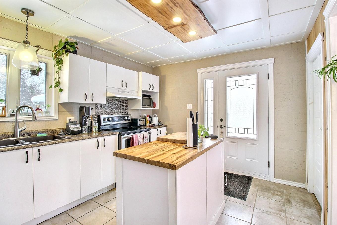 Cuisine - 2366 - 2368 Rue Saguenay, Rouyn-Noranda, QC - Indoor Photo Showing Kitchen With Double Sink