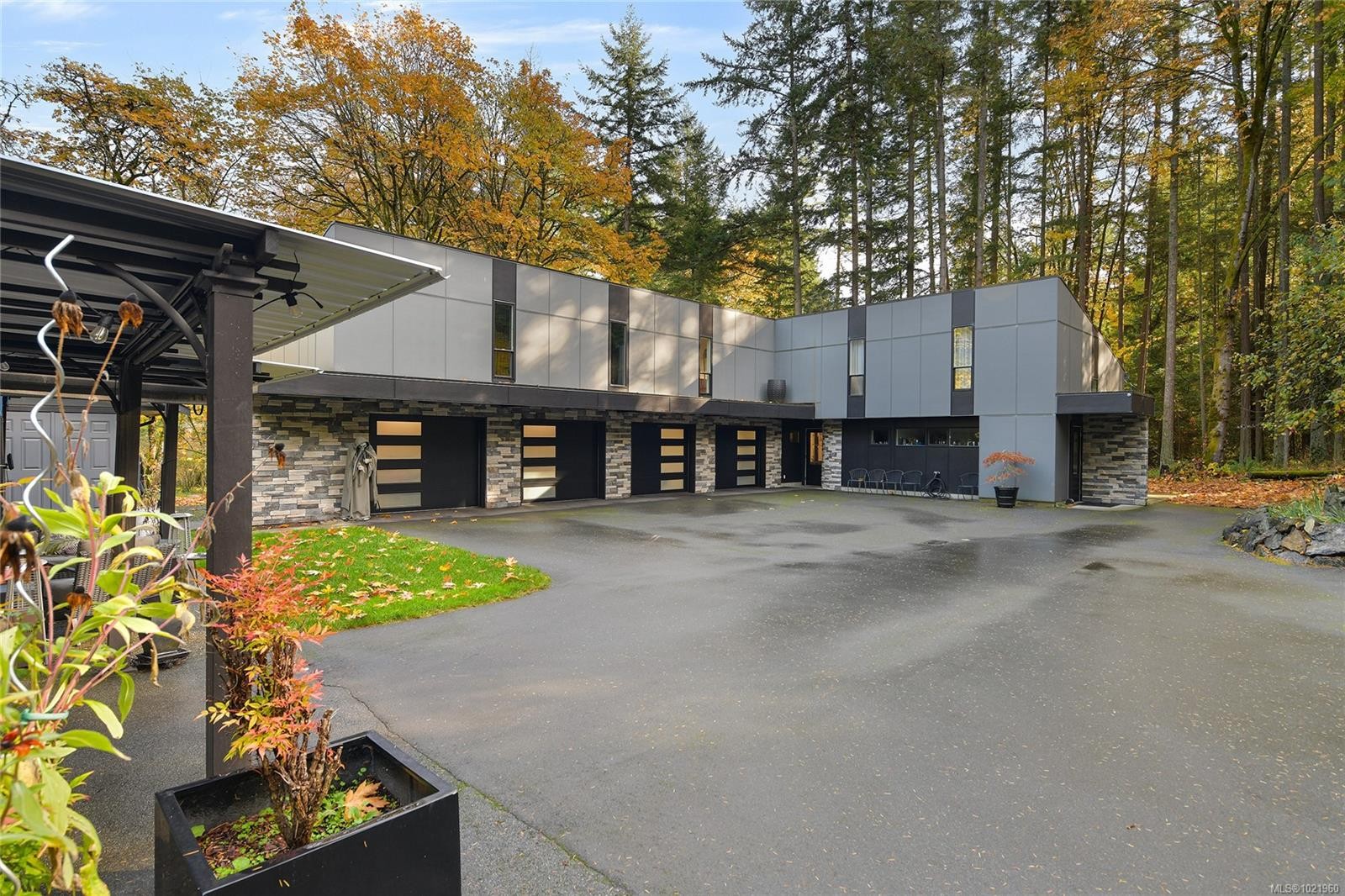 851 Sayward Rd, Saanich, BC