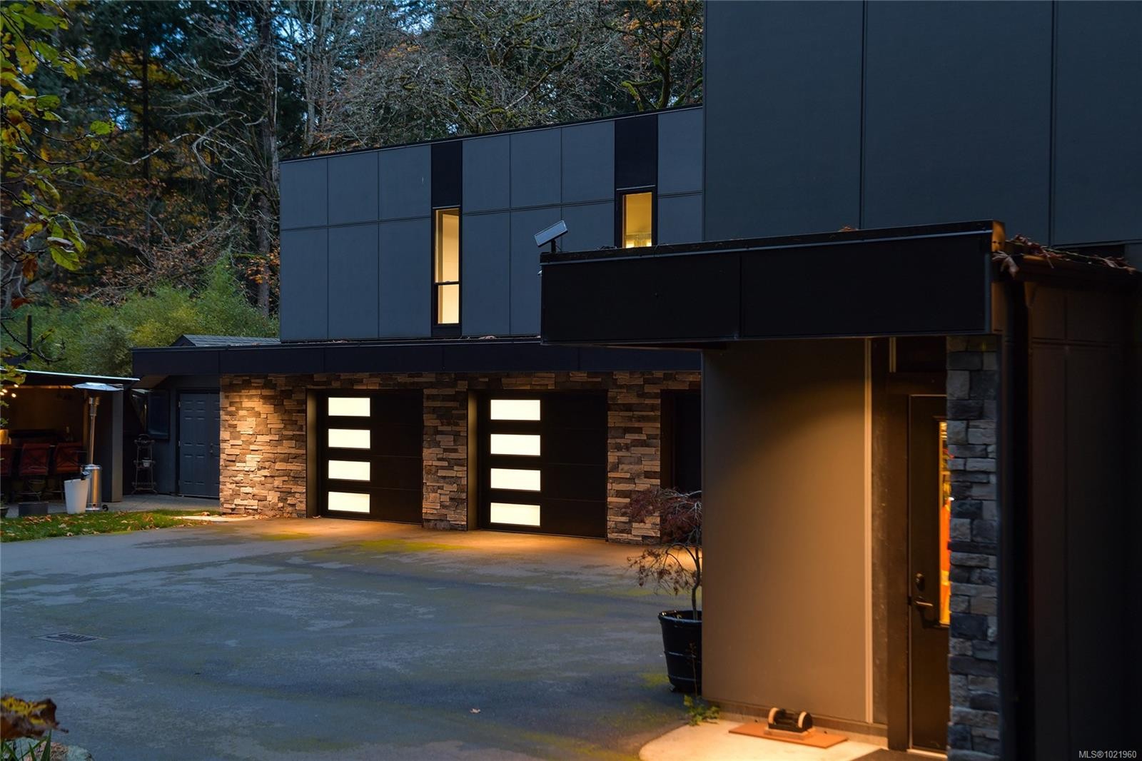 851 Sayward Rd, Saanich, BC