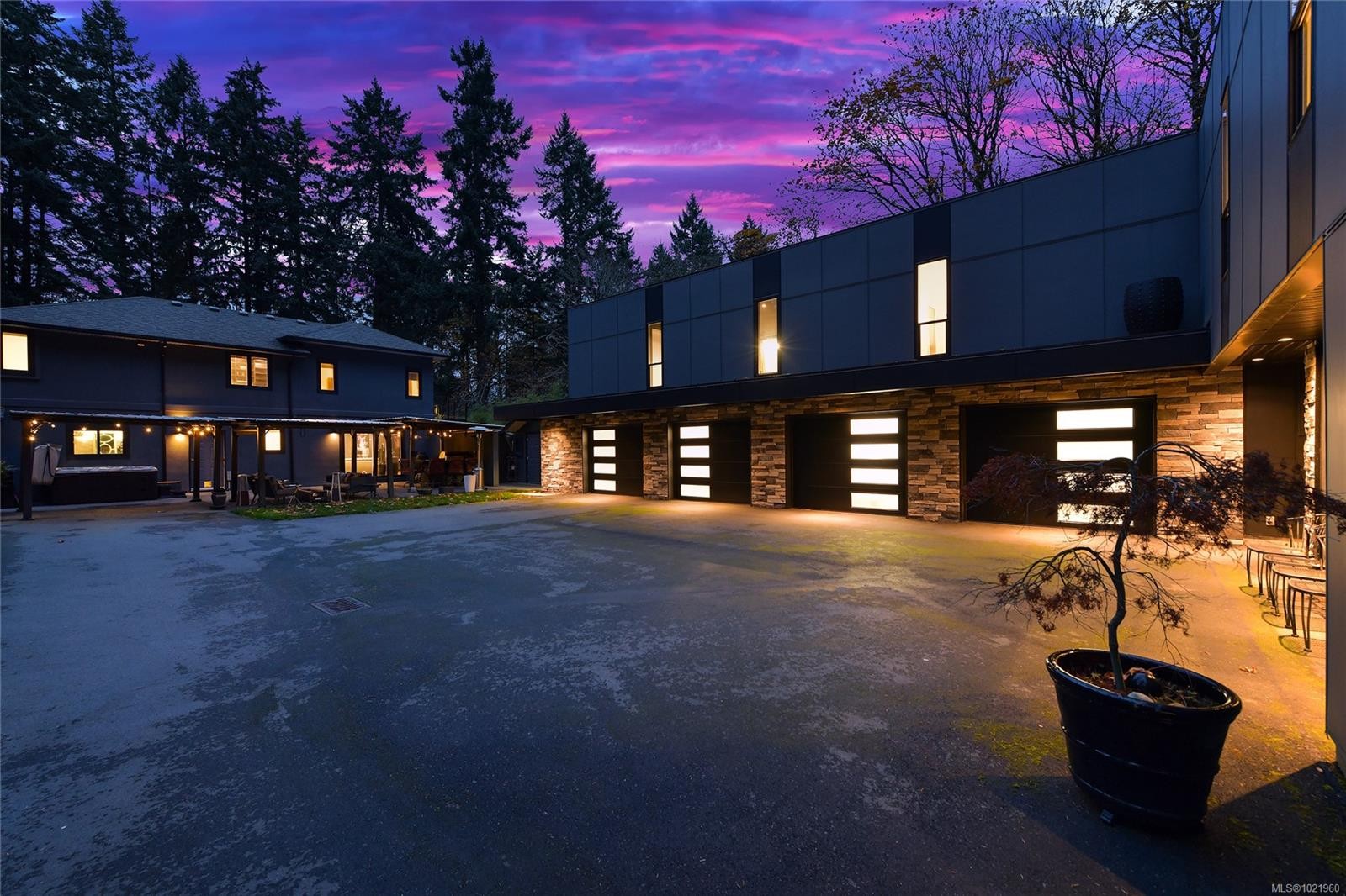 851 Sayward Rd, Saanich, BC