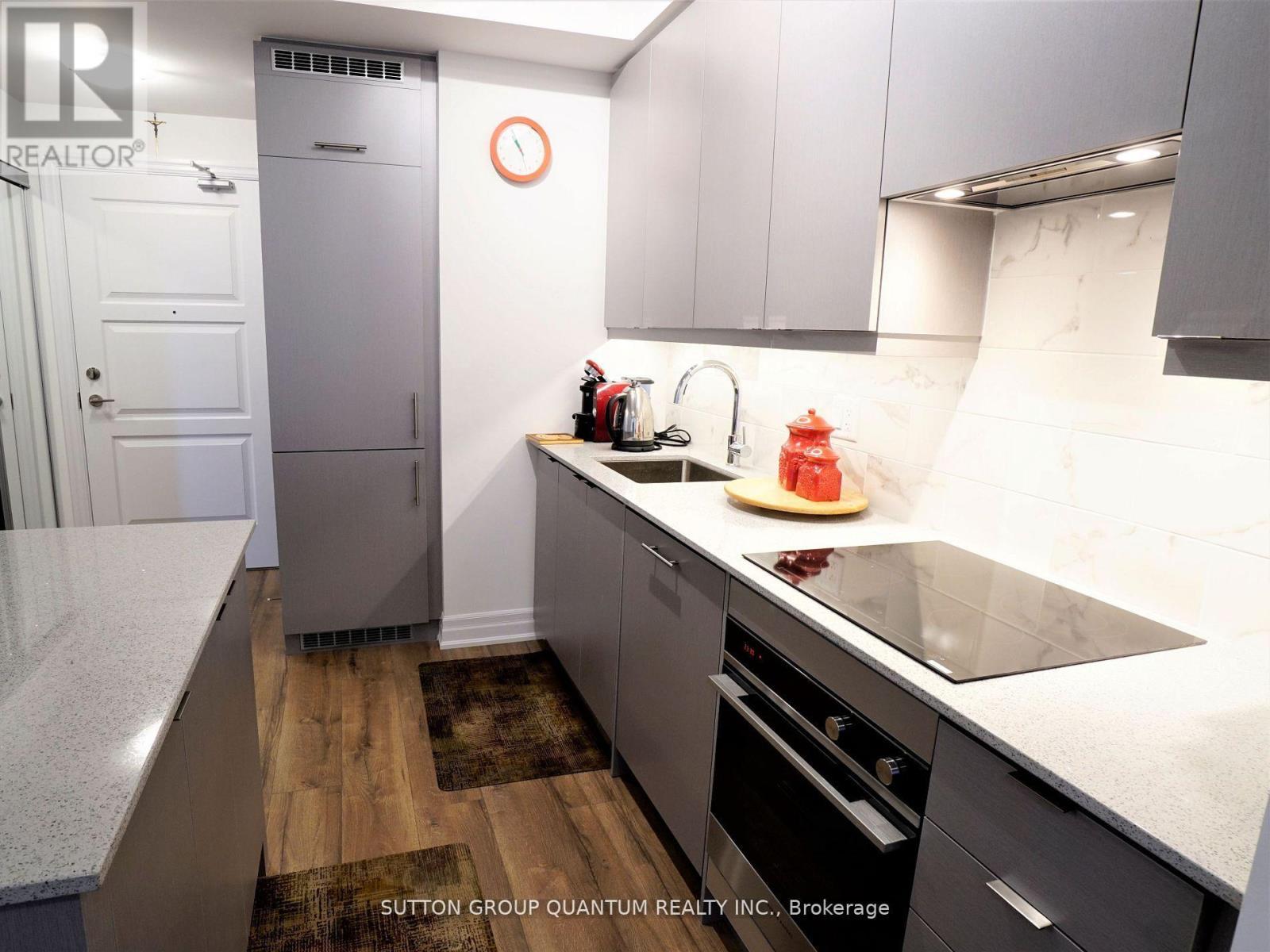 601 - 36 Elm Dr. W. Drive, Mississauga, ON - Indoor Photo Showing Kitchen With Upgraded Kitchen