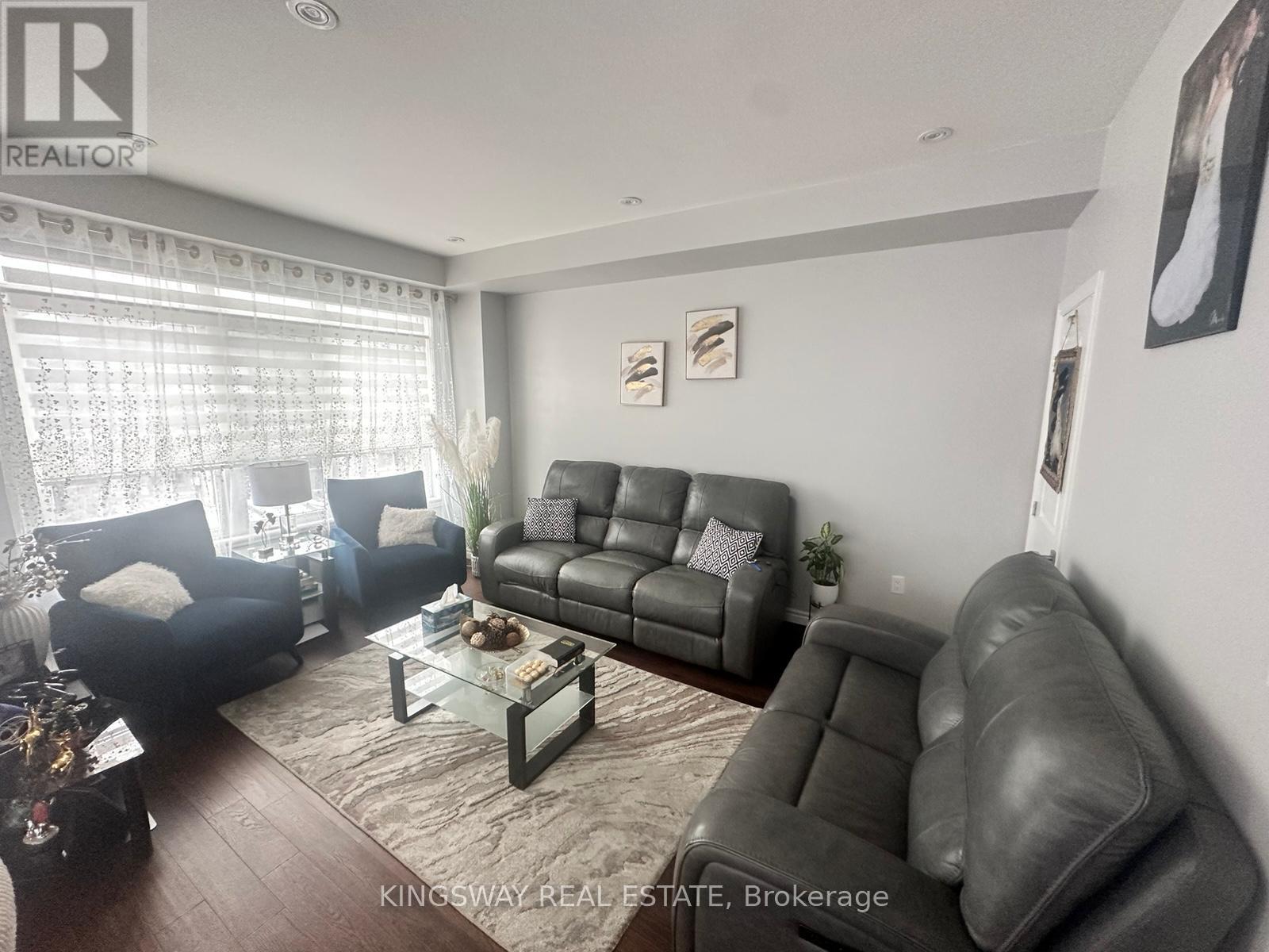 66 - 30 Times Square Boulevard, Hamilton, ON - Indoor Photo Showing Living Room