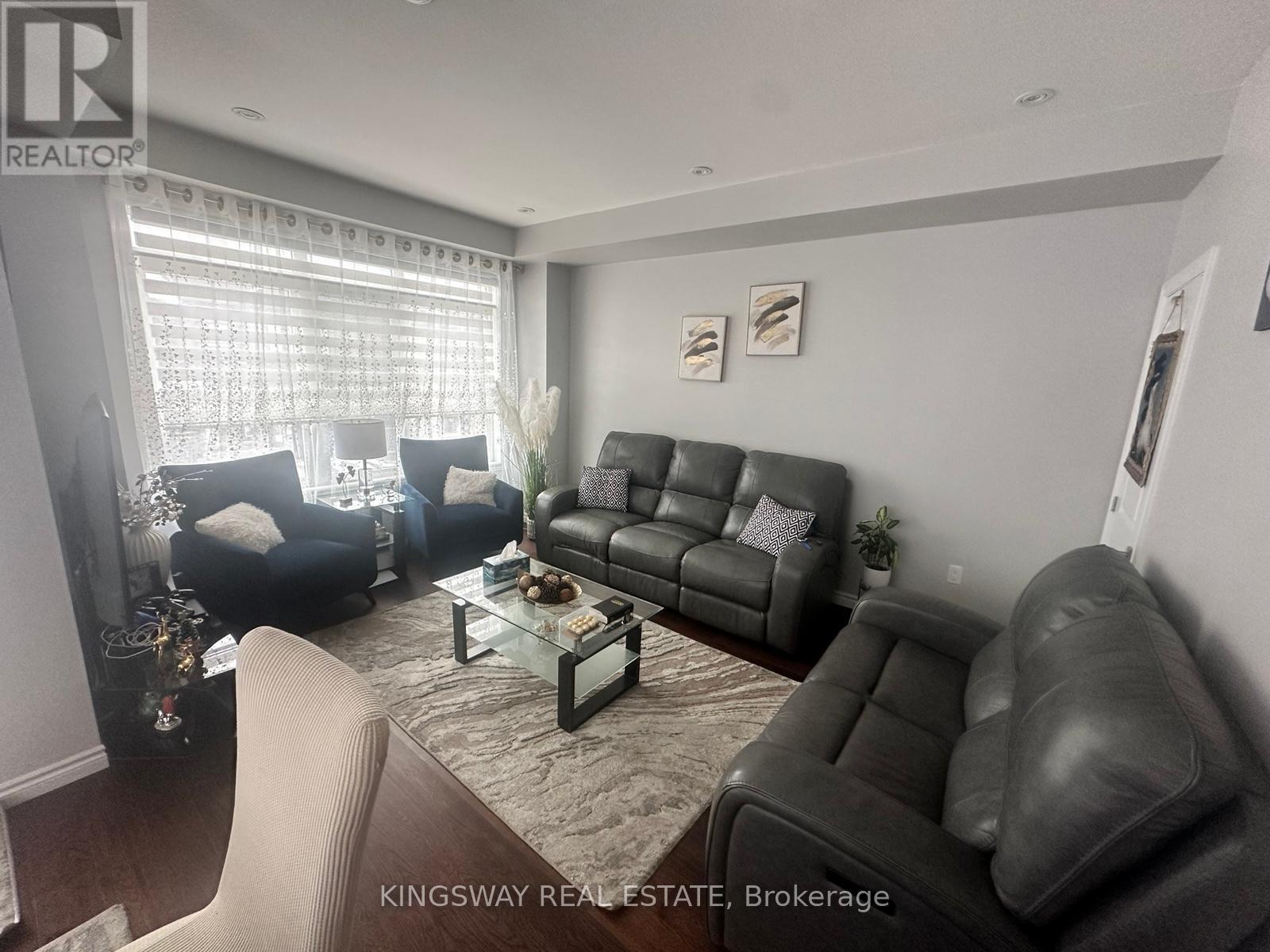66 - 30 Times Square Boulevard, Hamilton, ON - Indoor Photo Showing Living Room