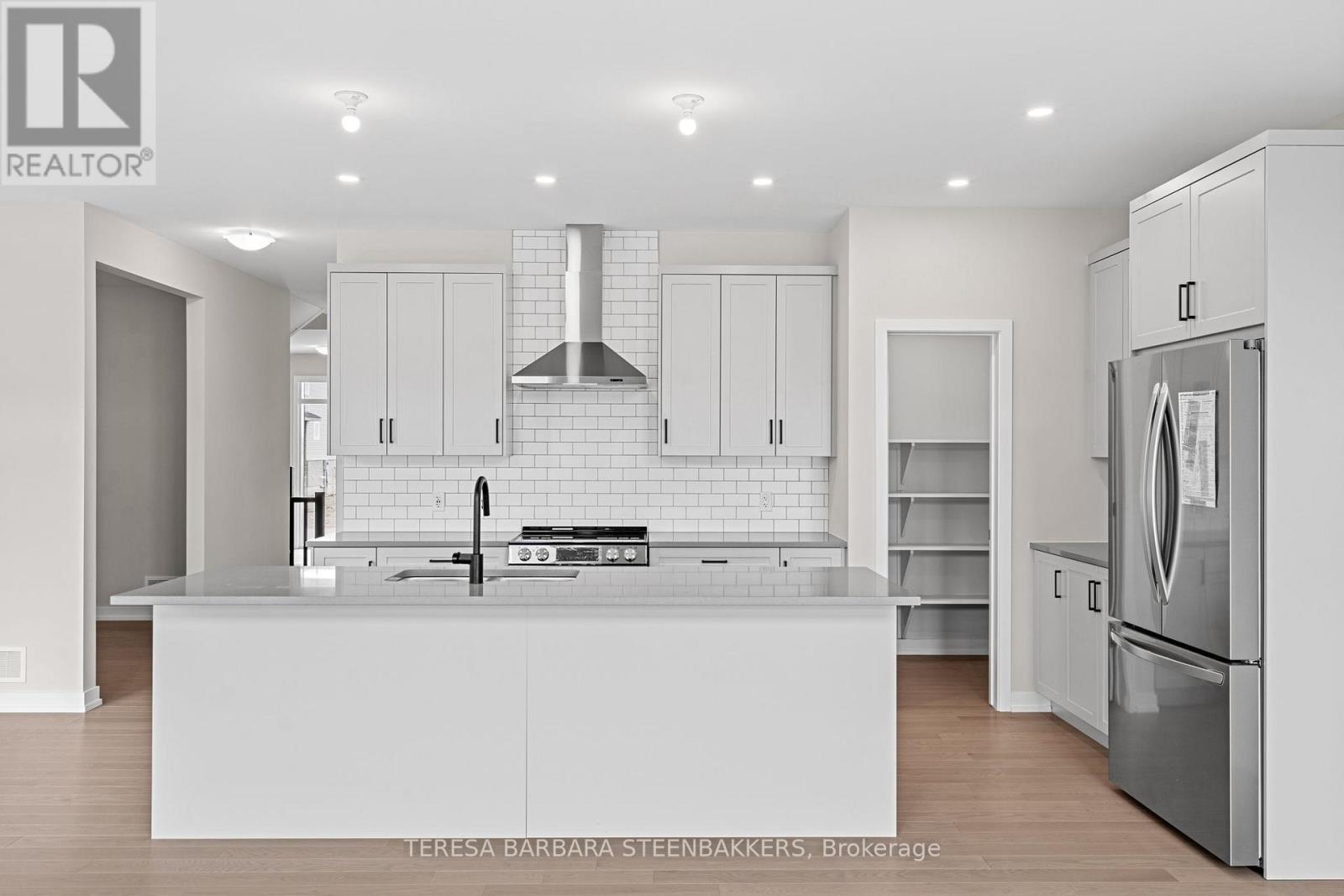 747 Kenny Gordon Avenue W, Ottawa, ON - Indoor Photo Showing Kitchen With Upgraded Kitchen