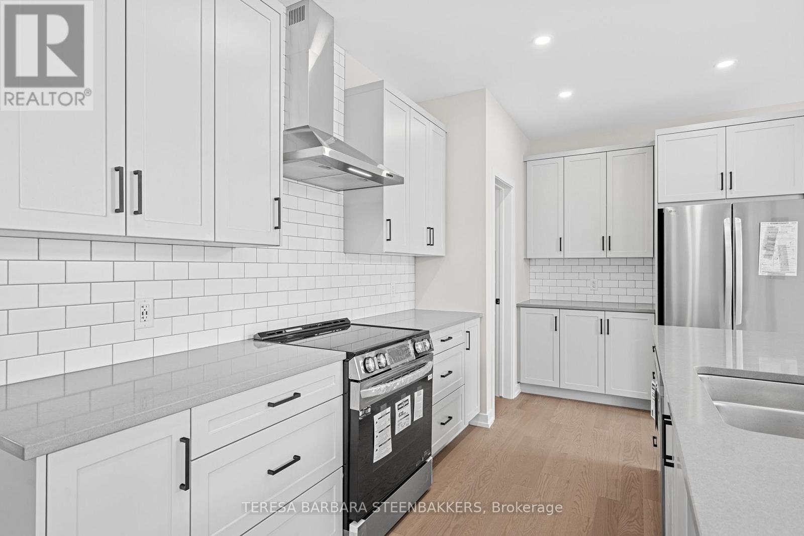 747 Kenny Gordon Avenue W, Ottawa, ON - Indoor Photo Showing Kitchen With Upgraded Kitchen