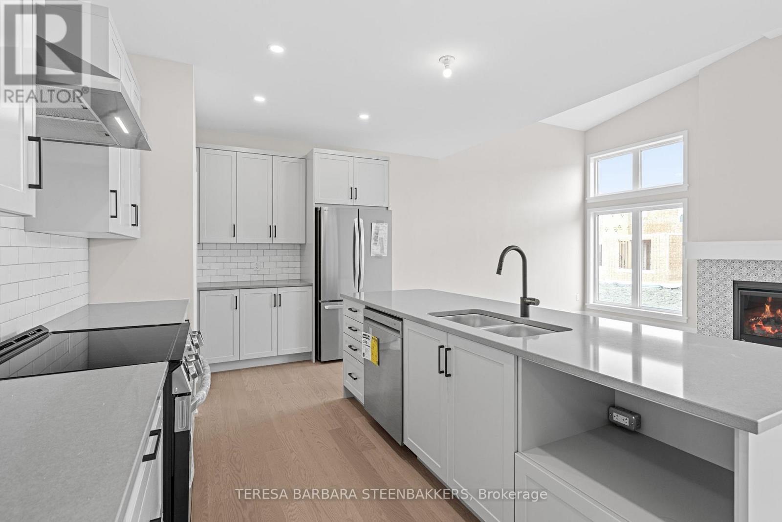 747 Kenny Gordon Avenue W, Ottawa, ON - Indoor Photo Showing Kitchen With Double Sink With Upgraded Kitchen