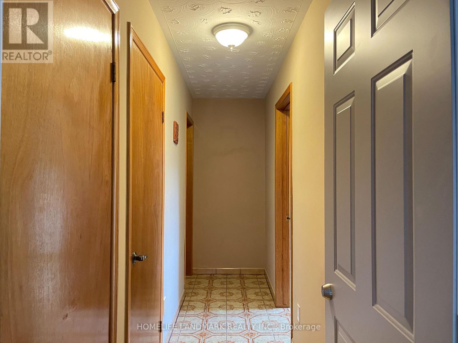 Lower & Main - 353 Darlington Court, Hamilton, ON - Indoor Photo Showing Other Room