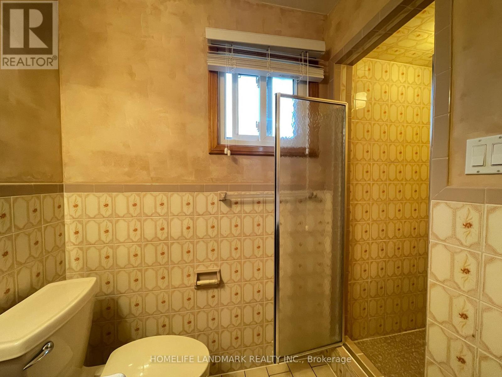 Lower & Main - 353 Darlington Court, Hamilton, ON - Indoor Photo Showing Bathroom