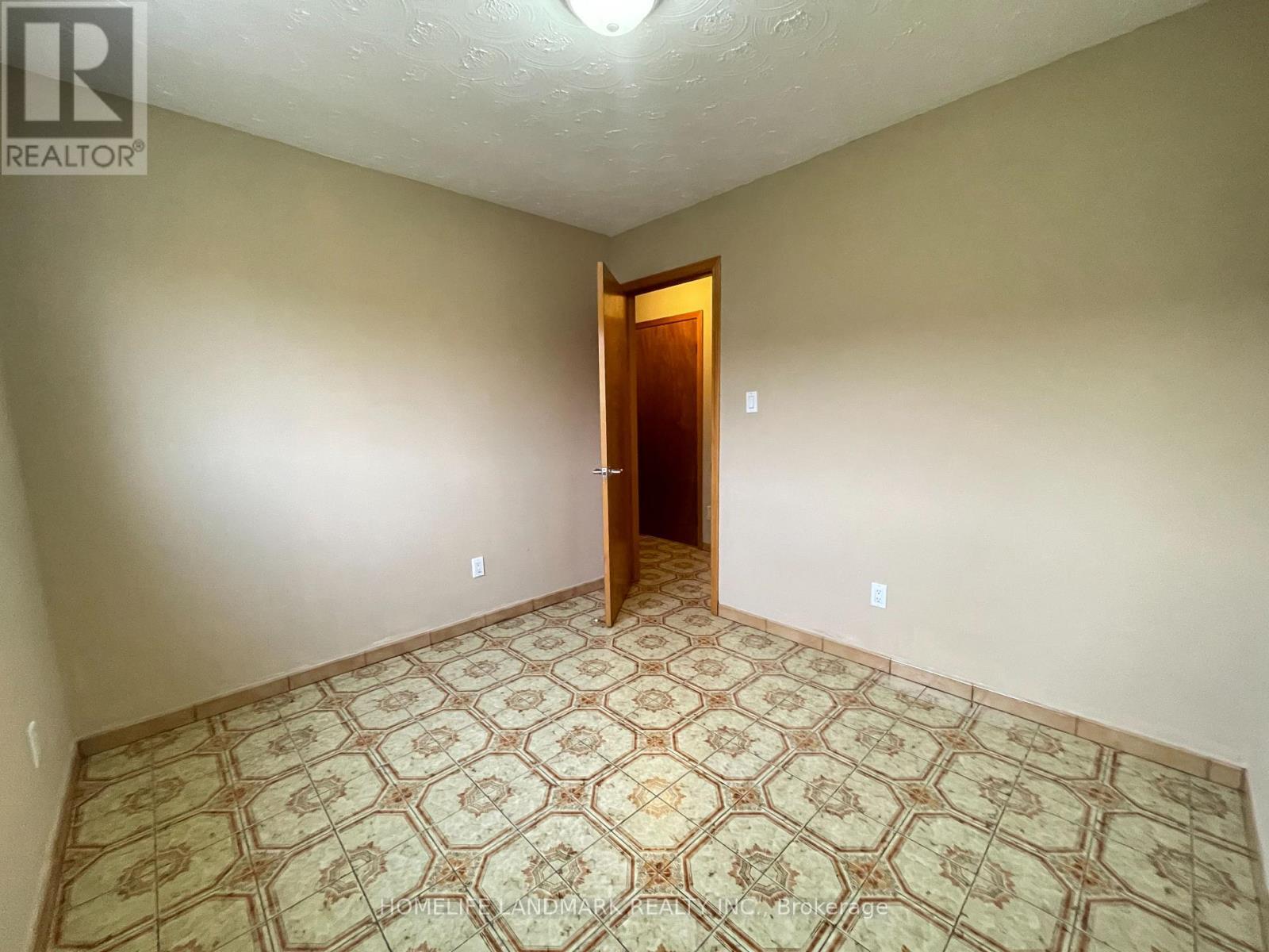 Lower & Main - 353 Darlington Court, Hamilton, ON - Indoor Photo Showing Other Room