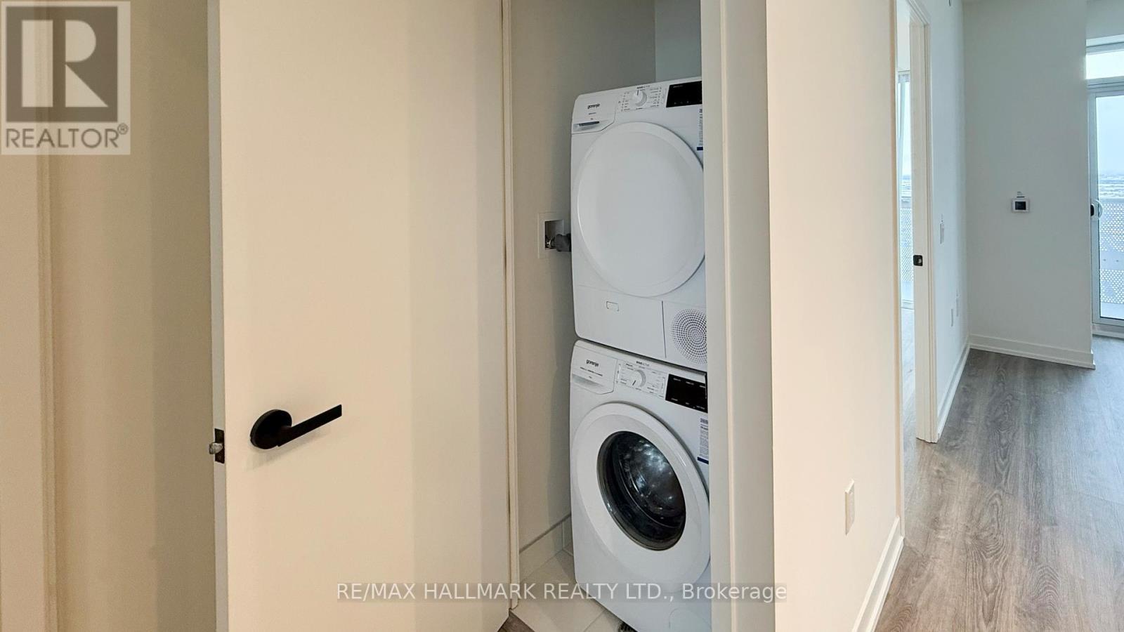 4203 - 8 Interchange Way, Vaughan, ON - Indoor Photo Showing Laundry Room