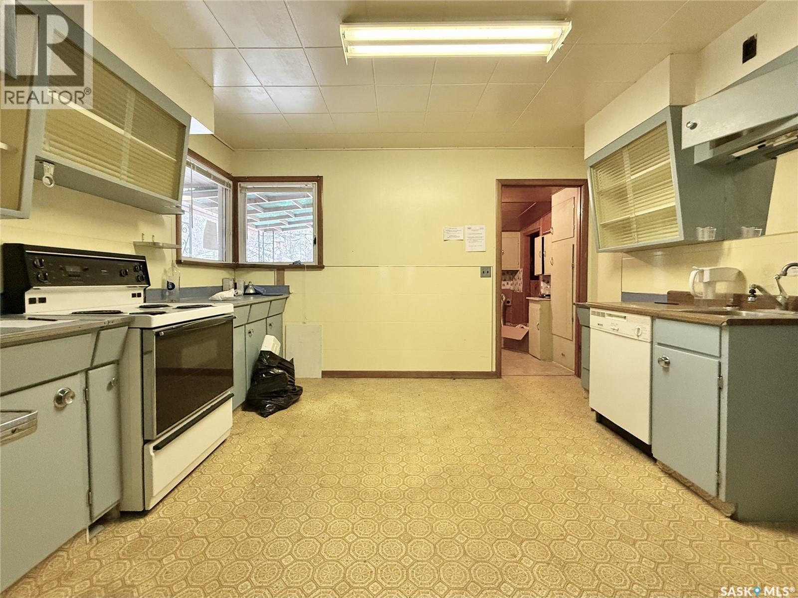 340 Ross Street, Lumsden, SK - Indoor Photo Showing Kitchen With Double Sink