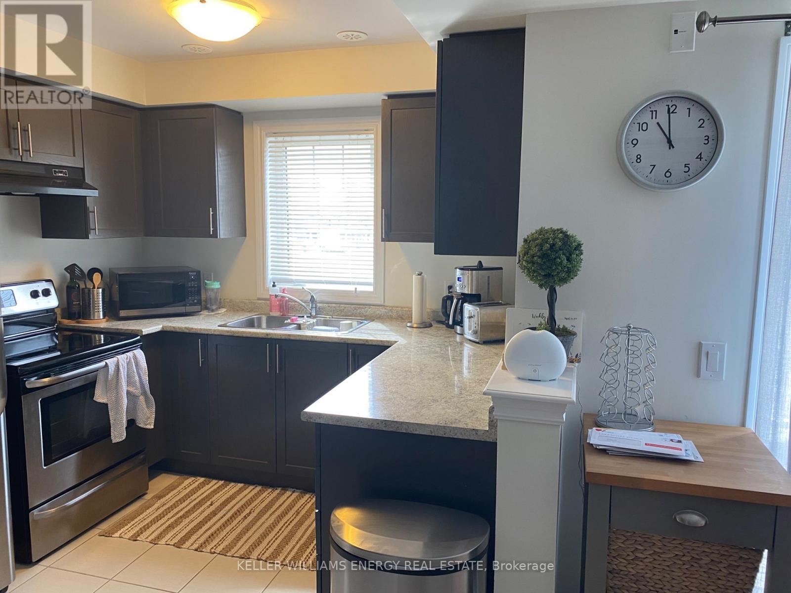102 Tabaret Crescent, Oshawa (Windfields), ON - Indoor Photo Showing Kitchen With Double Sink