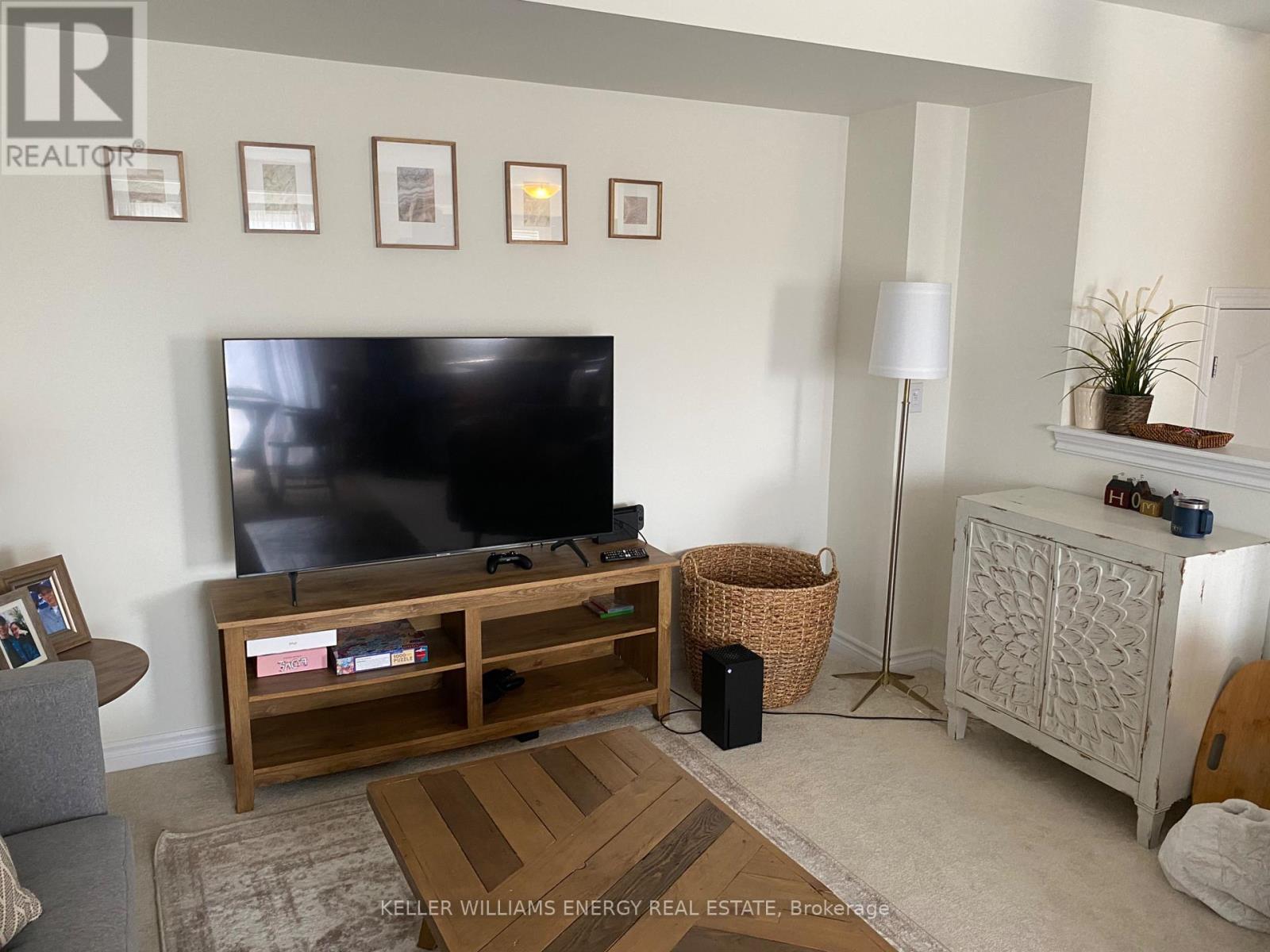 102 Tabaret Crescent, Oshawa (Windfields), ON - Indoor Photo Showing Living Room